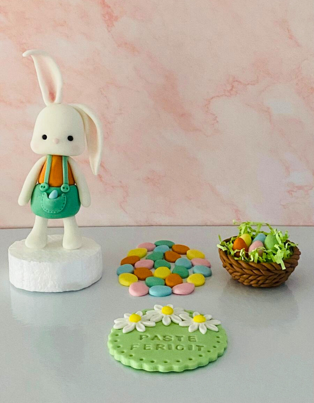 Set figurine pentru tort din pasta de zahar in forma de Iepuras de Paste
