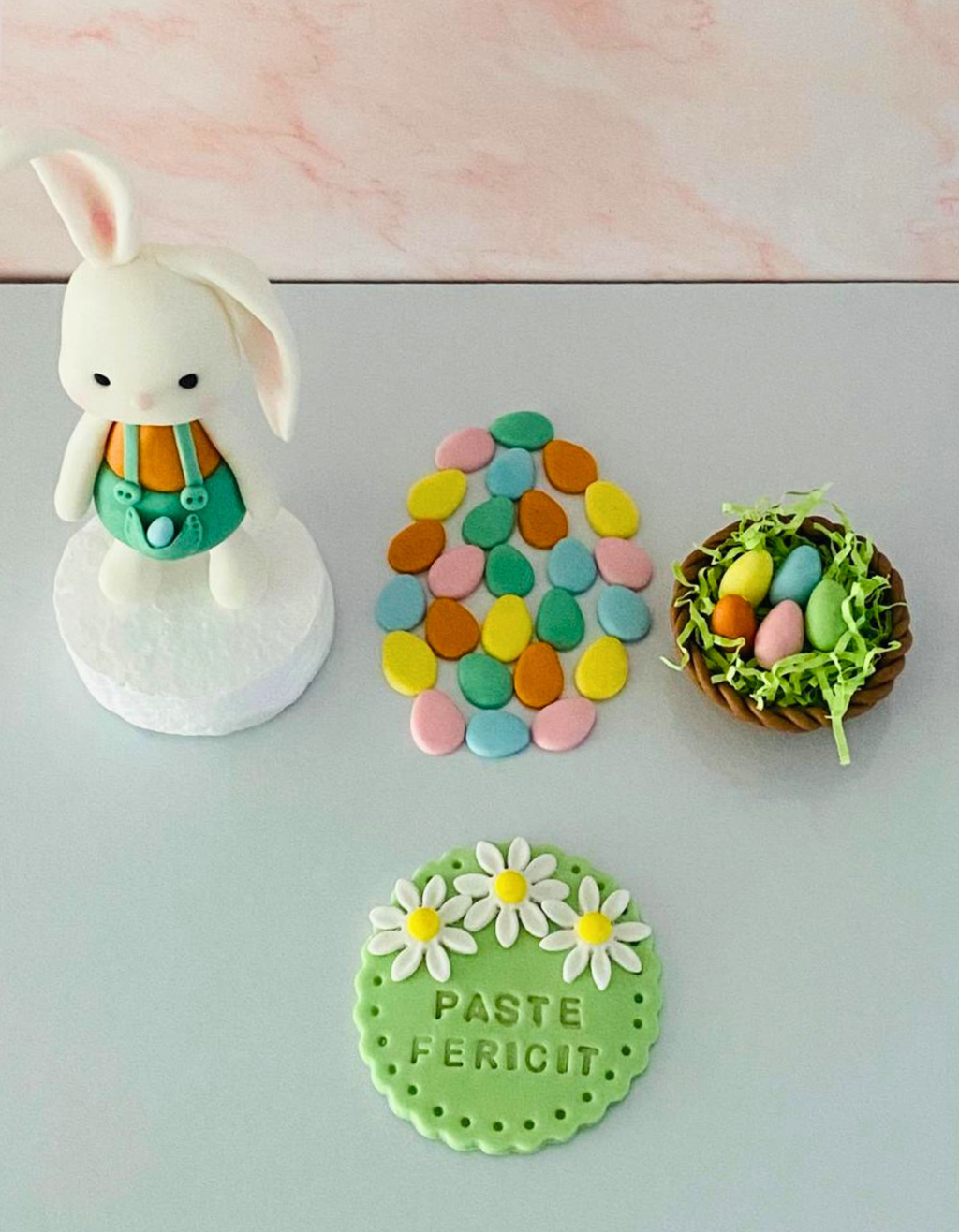 Set figurine pentru tort din pasta de zahar in forma de Iepuras de Paste