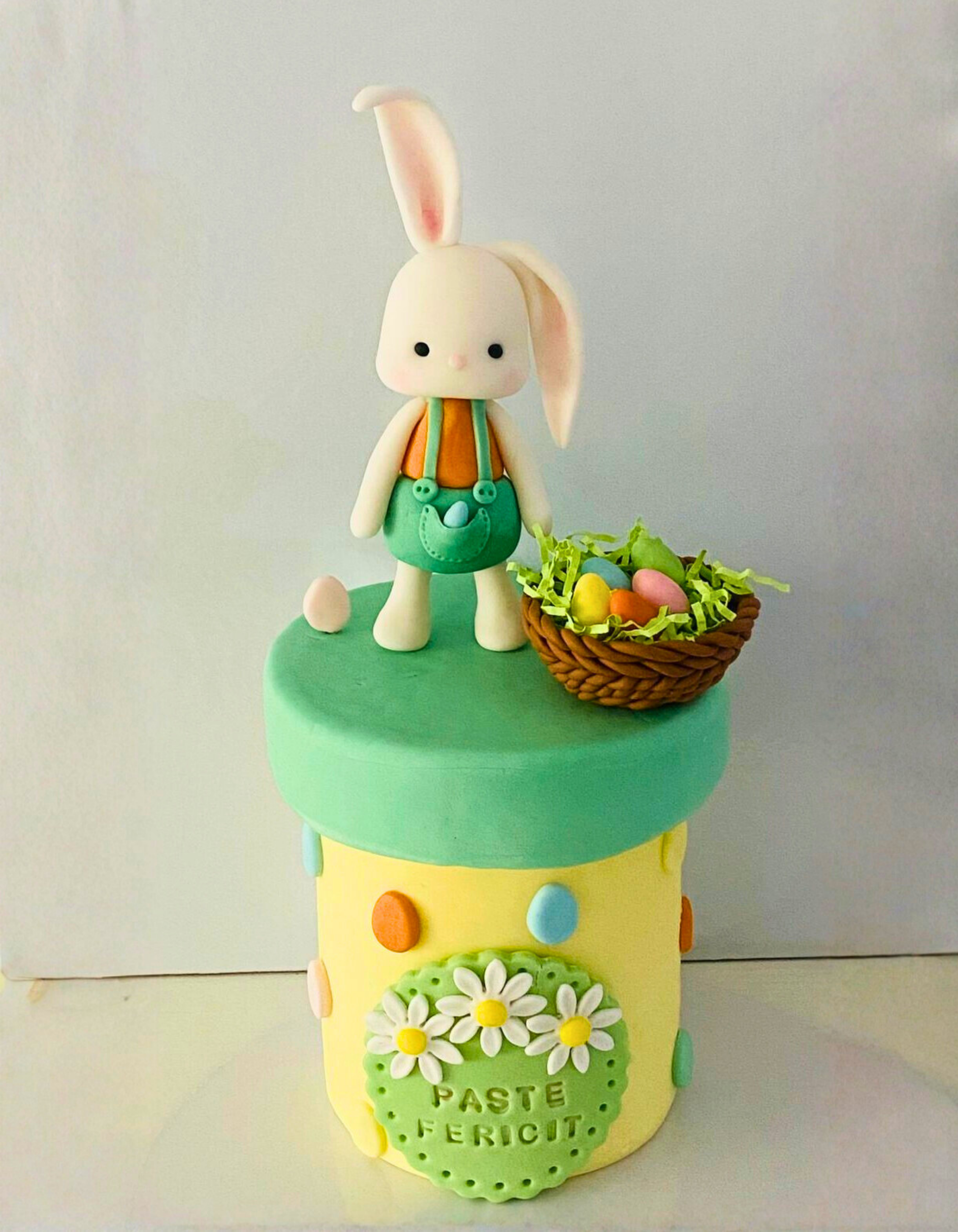 Set figurine pentru tort din pasta de zahar in forma de Iepuras de Paste