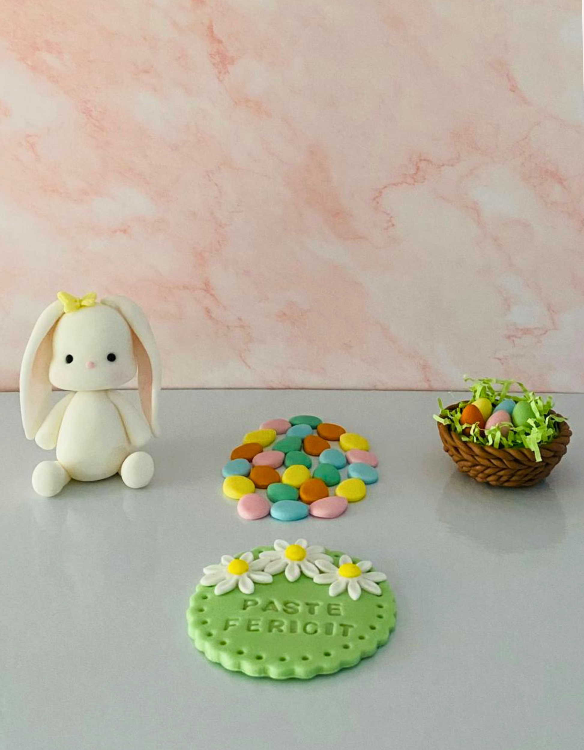 Set figurine pentru tort din pasta de zahar in forma de Iepuras de Paste