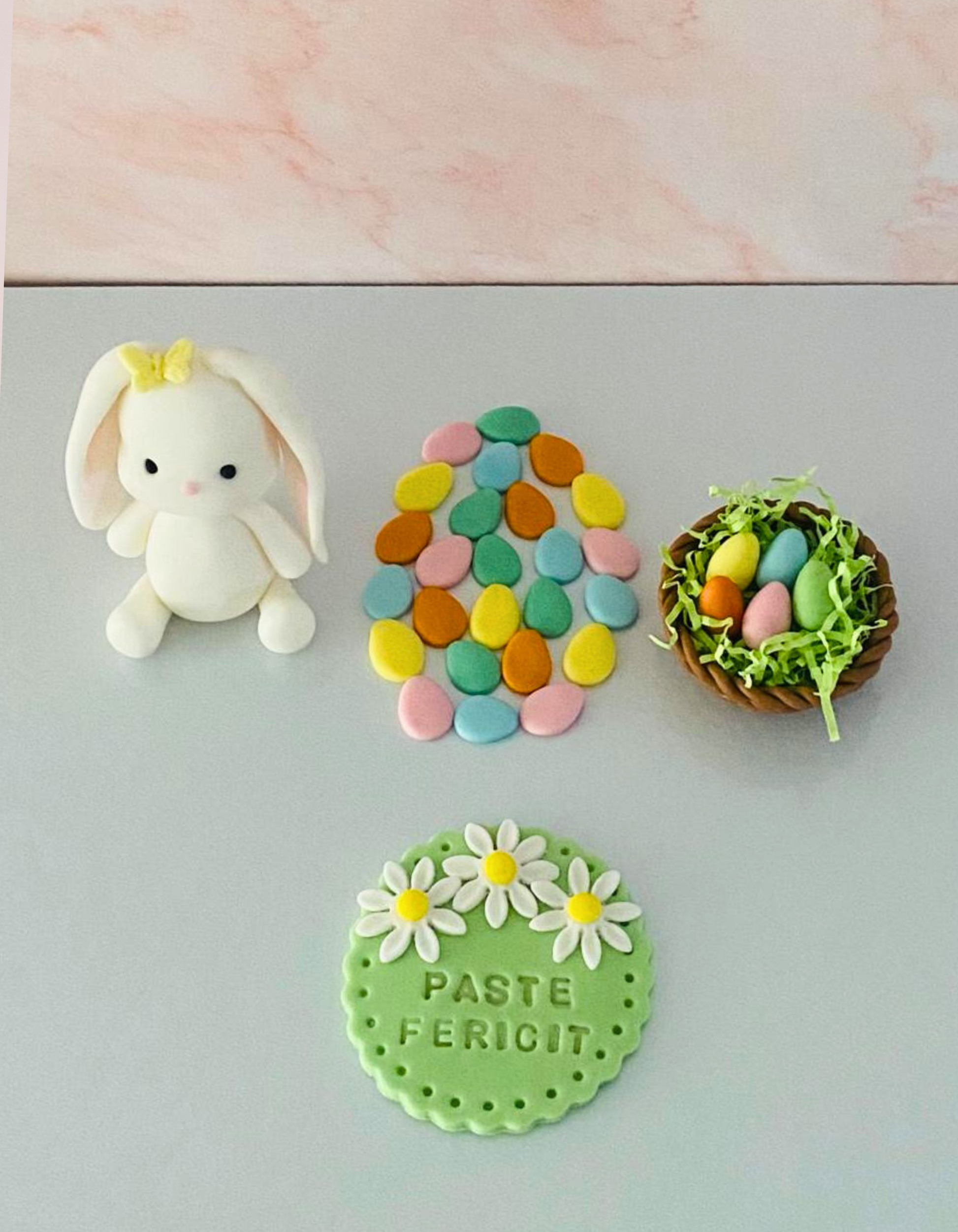 Set figurine pentru tort din pasta de zahar in forma de Iepuras de Paste