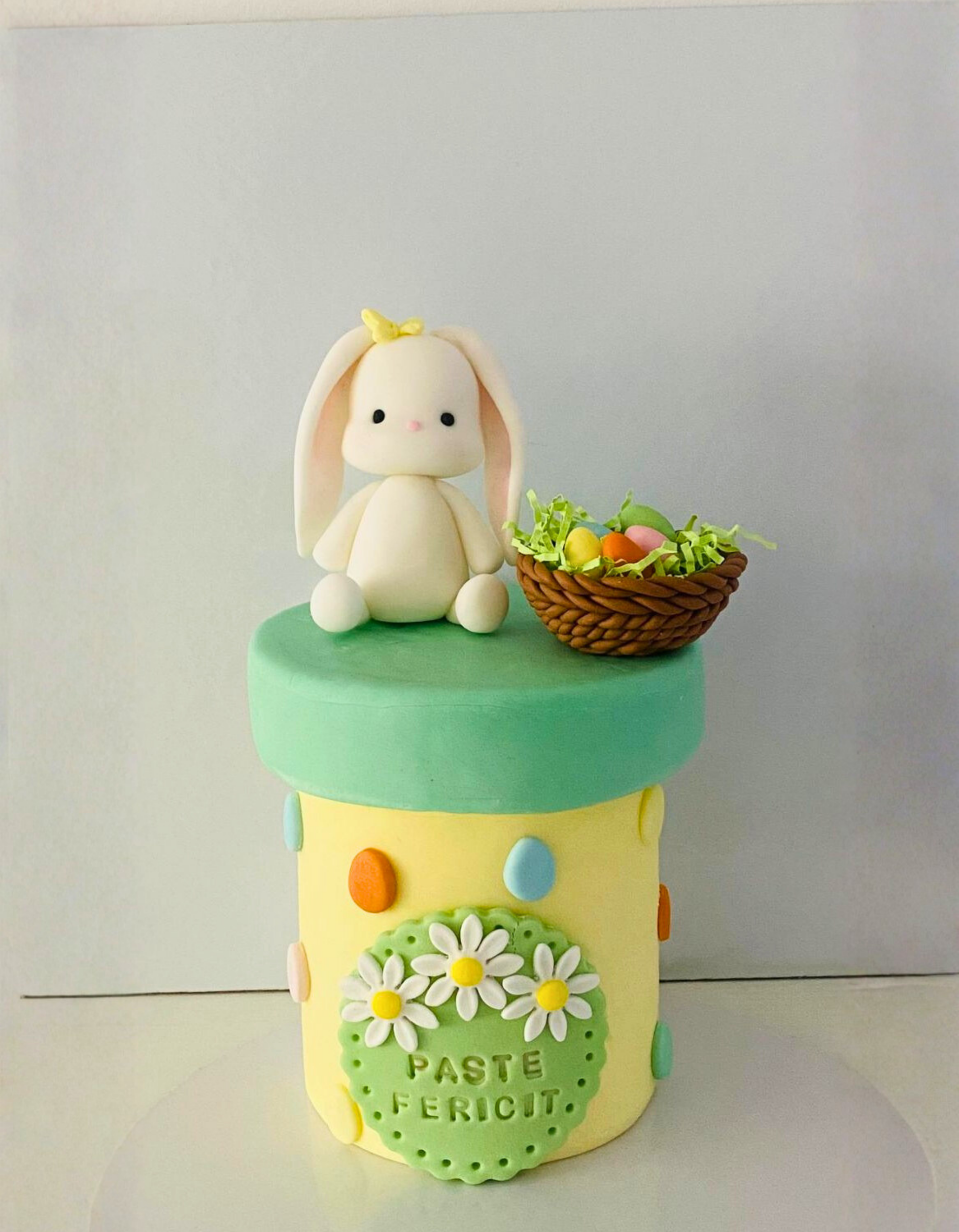 Set figurine pentru tort din pasta de zahar in forma de Iepuras de Paste