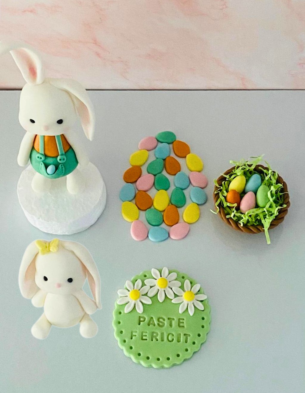 Set figurine pentru tort din pasta de zahar in forma de Iepurasi de Paste