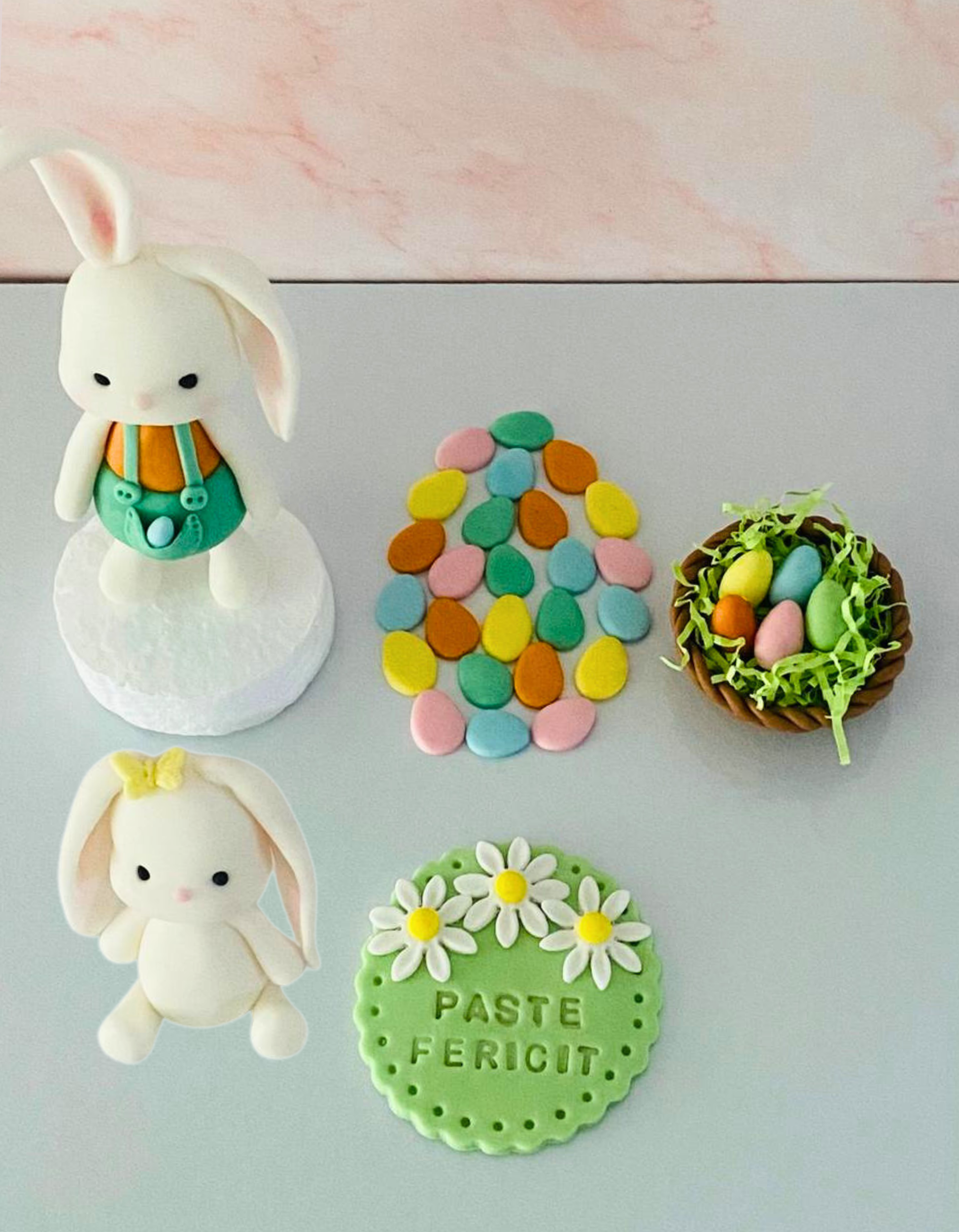 Set figurine pentru tort din pasta de zahar in forma de Iepurasi de Paste