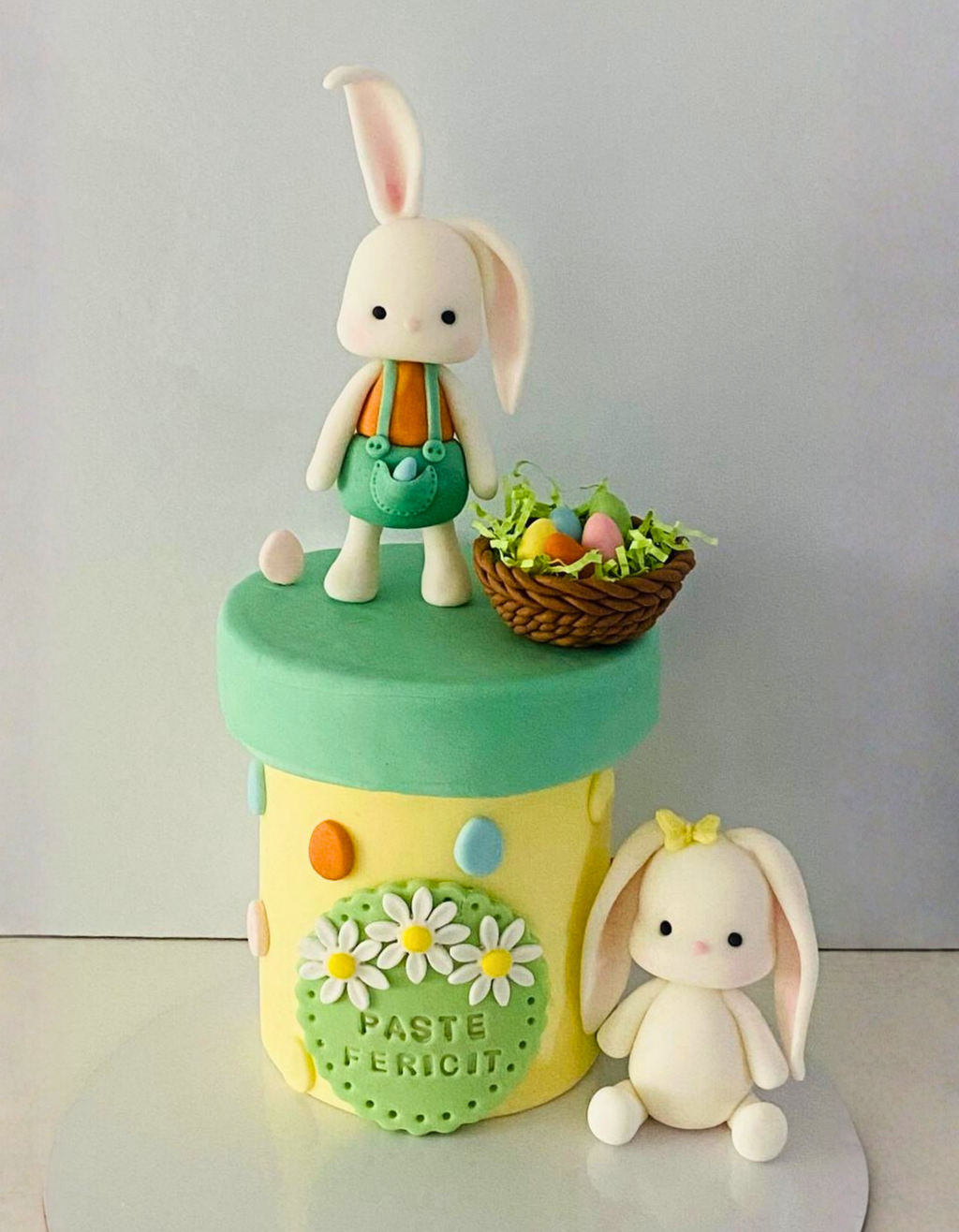 Set figurine pentru tort din pasta de zahar in forma de Iepurasi de Paste